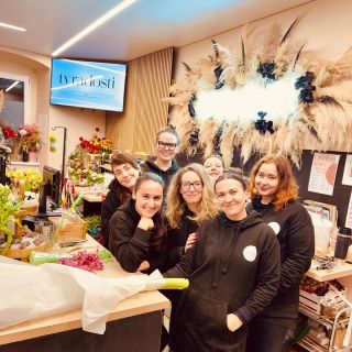 Za každou kyticí stojí ruce, srdce a kus příběhu ❤️, ten náš tvoří tenhle skvělý tým.💐 Děkujeme za důvěru, podporu a každý...